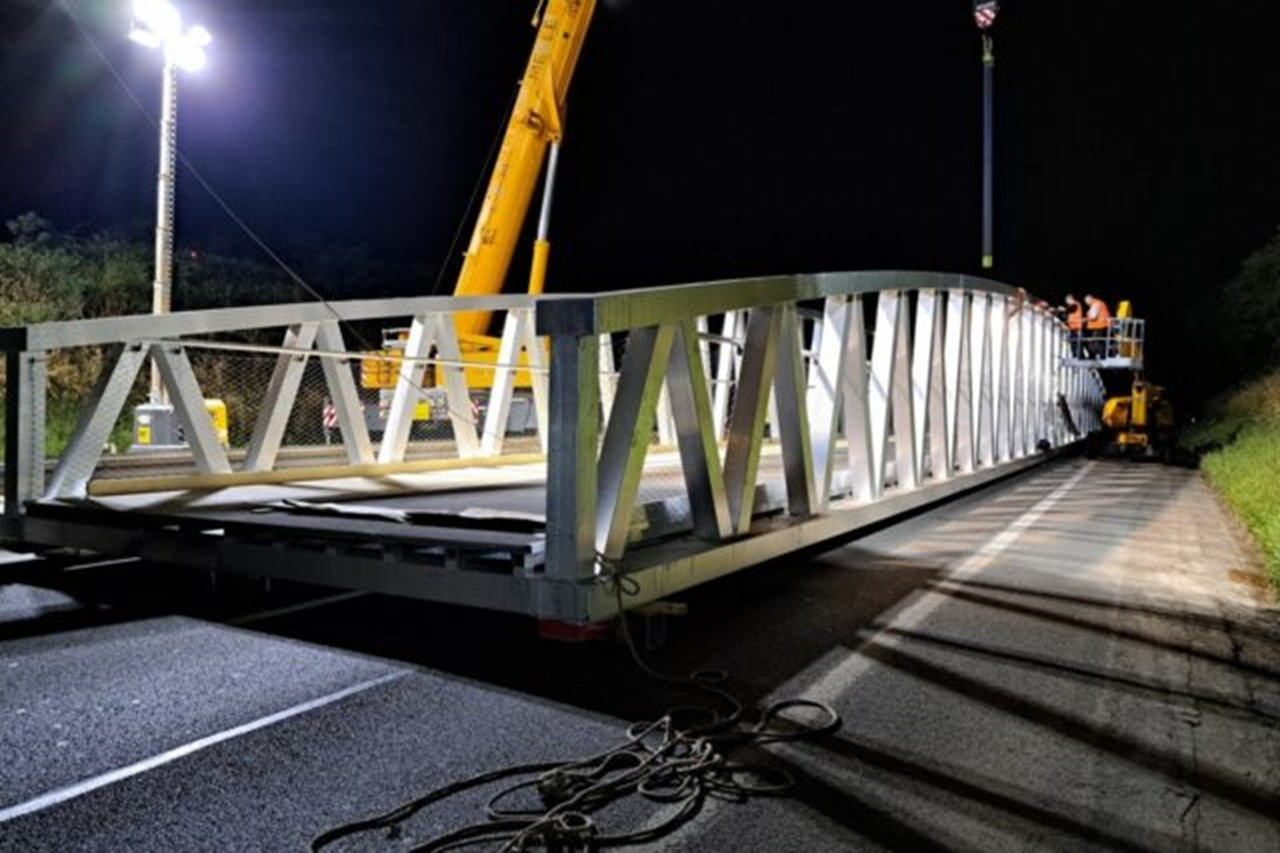 Image d'illustration pour : Passerelle vélos et piétons inter zones commerciales