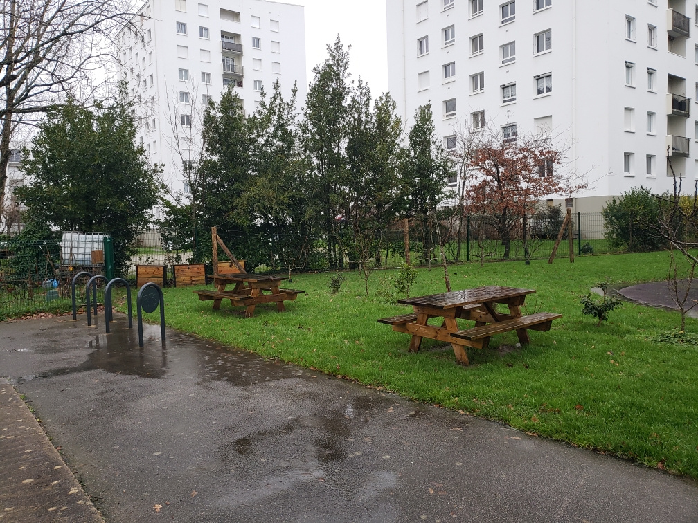 Image d'illustration pour : Pergola végétale à l'arrière du centre socioculturel LE ROHAN