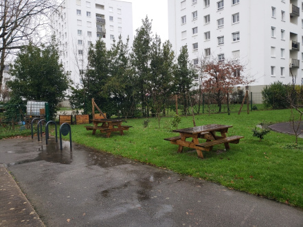 Image d'illustration pour : Pergola végétale à l'arrière du centre socioculturel LE ROHAN